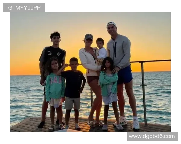 足球明星在豪华游艇上踢球的精彩瞬间视频分享