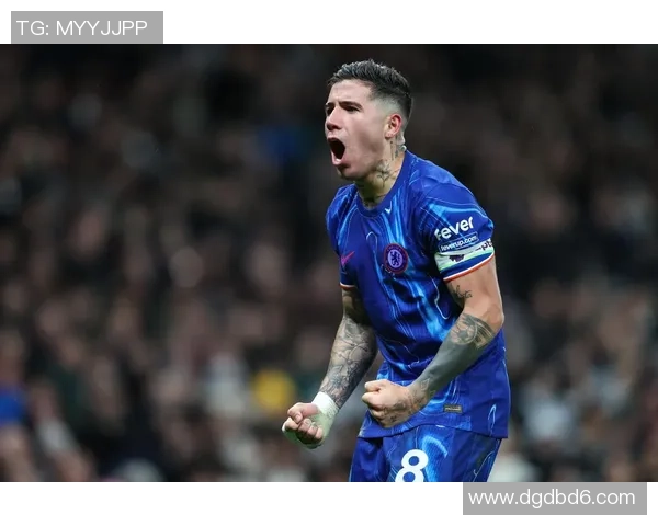 足球明星欧切尔的传奇之路与球场背后的故事揭秘